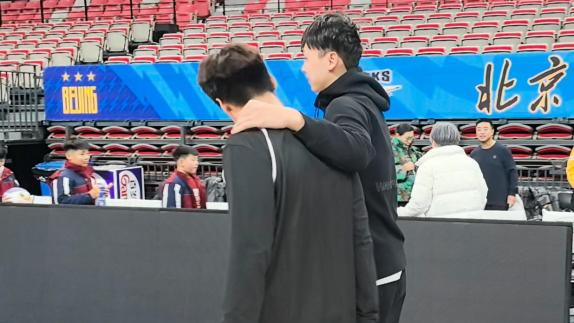  还是好兄弟！赵睿跟新疆球员寒暄 与齐麟打闹