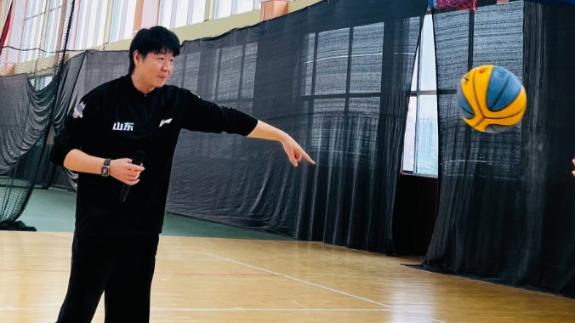  邱彪训话：篮球只有行和不行 年轻没有理由借口