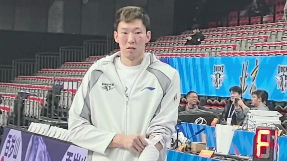  大魔王登场！主场首秀周琦提前到场热身