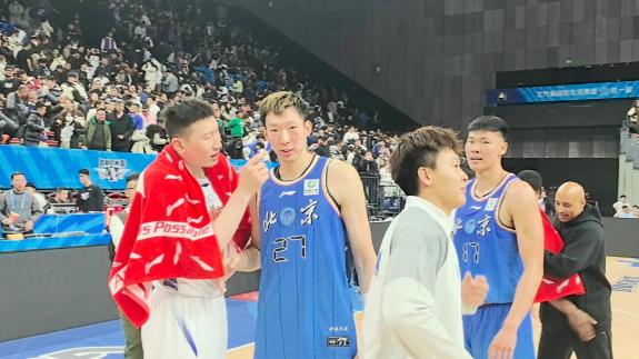  牵肠挂肚！周琦与新疆队友握手 李炎哲上前关心