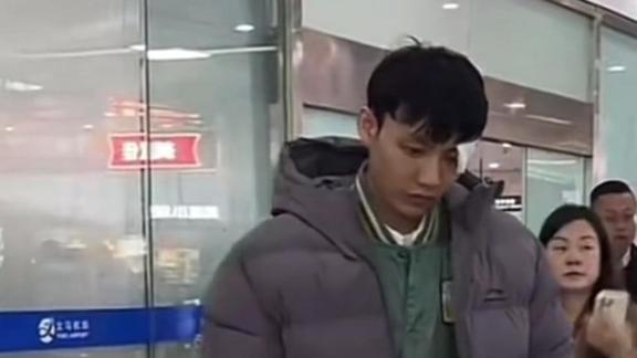 广东男篮抵达义乌备战 徐杰眼缠纱布同行训练