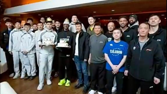 同一天生日！新疆全队为纳托尔和伊力福拉提庆生