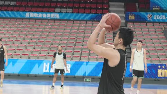 一顿打铁找找手感！姜宇星与付豪一起加练投射