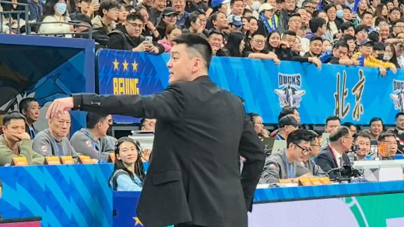  火药味！杨鸣情绪激动 北京球迷高呼“杨鸣闭嘴”