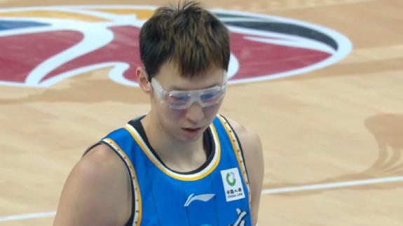  轻伤不下火线！周琦拼到膝盖出血仍坚持比赛