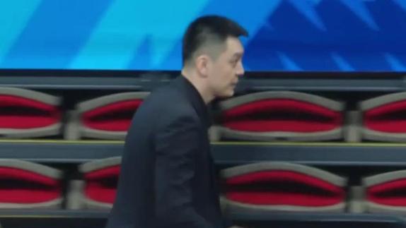  怒火中烧！杨鸣不满判罚连吃两T遭驱逐离场