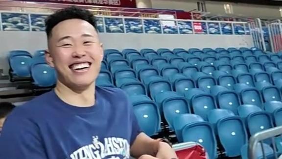 贺希宁被小球迷调侃：喜欢你蹲底角接不到球样子