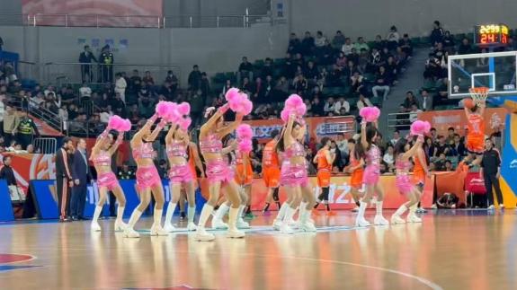 粉红女郎+白色长靴！现场视角看福建啦啦队热舞