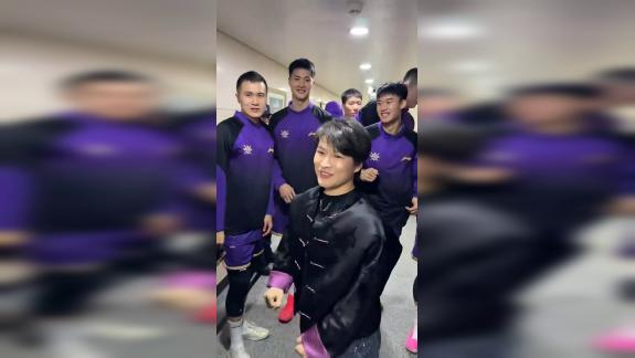 全员变迷弟！张伟丽拜访北控男篮更衣室