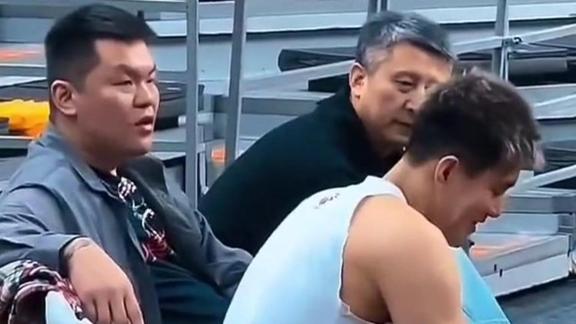 哥几个唠啥呢？郭艾伦与郭士强朱芳雨场边热聊不止