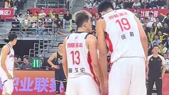 伦指导上线！郭艾伦亲自指导徐昕攻防细节