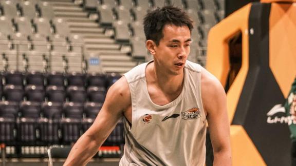  早日复出！赵继伟赛前现身在场边往返跑训练