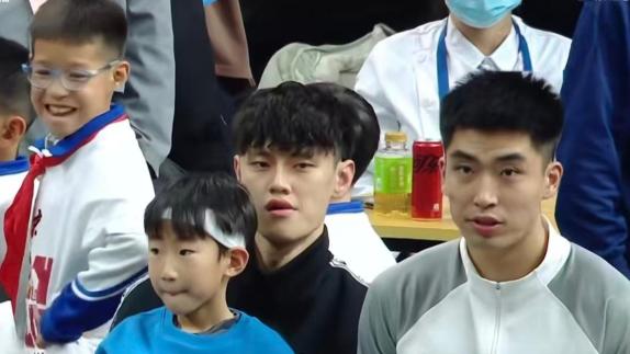  曾凡博续约后现身北京男篮主场 抱周琦儿子观战