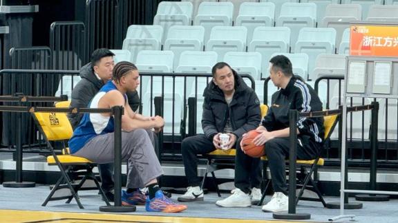 与洛夫顿场边长谈沟通！卢伟：全队目前非常团结