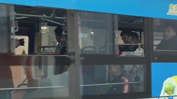 别样冬至！广东队大巴坏了 坐球迷公交去往球馆