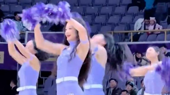 肤白貌美大长腿！紫色紧身连体服 北控啦啦队活力满满