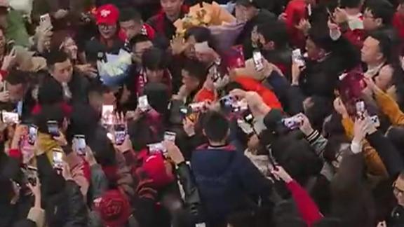  球迷满满的不舍！徐正源抵达成都球迷热情接机