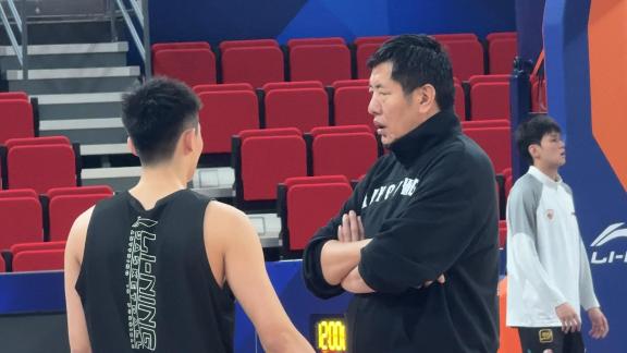  单独开小灶！丁伟场边亲自指导李悦洲