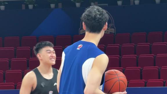 上海踩场氛围轻松！李添荣身着便装回更衣室休息