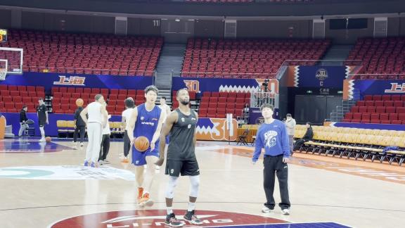 年终大战盼率队争胜！王哲林加练中投专心致志