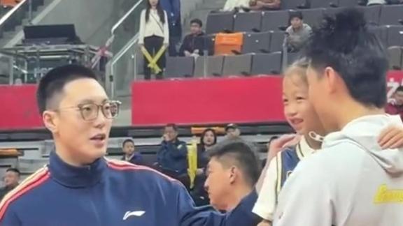 宠粉！萨姆纳边热身边签名 崔永熙胡明轩逗小球迷