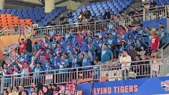 劳道！新疆主场球迷方阵站起来为刘炜加油呐喊