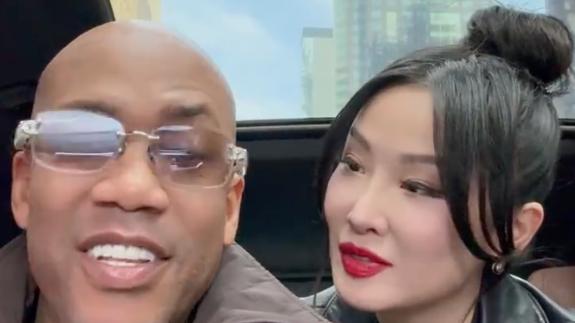 马布里带爱妻看NBA圣诞大战 红配绿穿搭太讲究