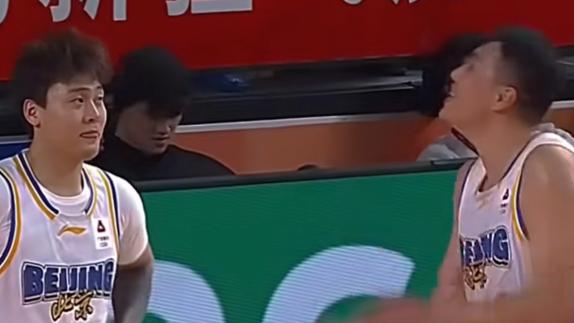 严谨！北京最后一攻让助教画战术 赵睿晓川热聊