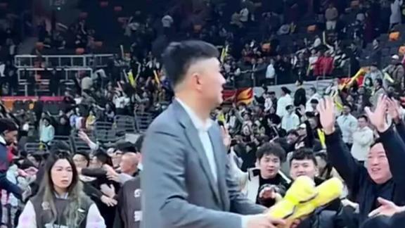 6连胜杜锋宠粉！朝观众扔礼物 俏皮红袜若隐若现