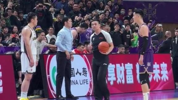 最后一攻！辽宁2球员同时抢球 低级失误葬送比赛