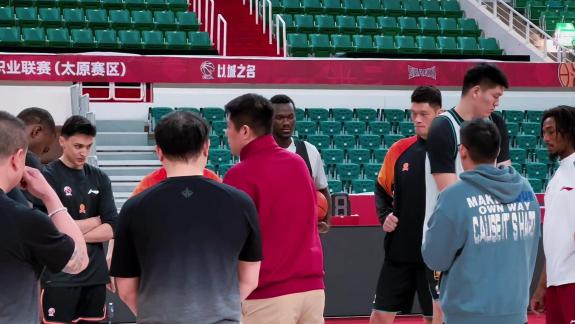 张宁潘江训练间隙进行交流 迪亚洛于米提练罚篮