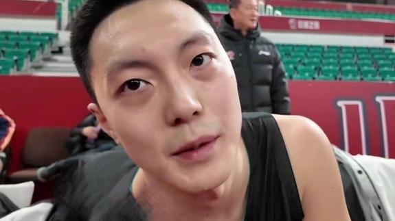 胡明轩：歇几场因为膝盖疲劳 四连客想尽快复出