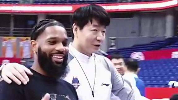 鲍威尔和前队友&教练寒暄 刘维伟调侃找亲爹来了