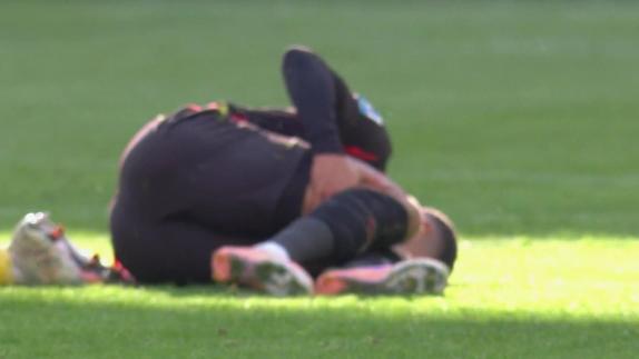 奇克带球反击被包夹放倒 裁判未判罚引争议