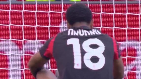 唯恨腿短！恩昆库门前包抄未能踢到皮球