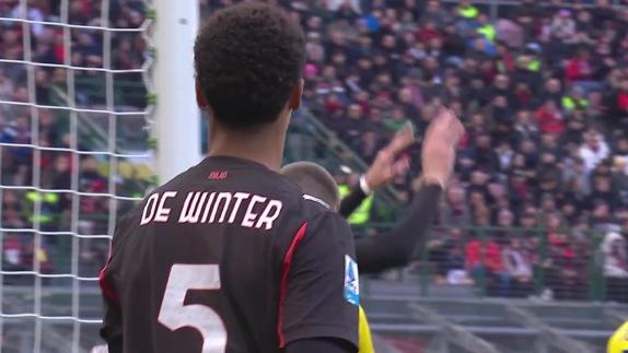 攻势如潮！德温特头球被门将托出横梁