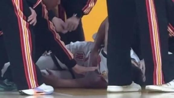 球迷现场直拍！迪亚洛顶翻陈家政 后者痛苦倒地