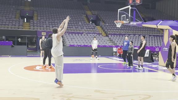 还得找找状态！洛夫顿踩场三分球训练10投4中