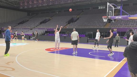 王哲林洛夫顿领衔！上海内线群加练中距离投篮