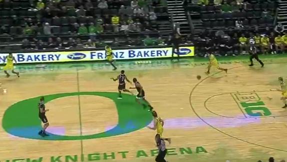 不敢相信！林葳中场结束前飙超远LOGO压哨三分