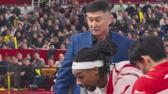 大胆！萨林杰化身广东助教 杜锋大声提醒众将