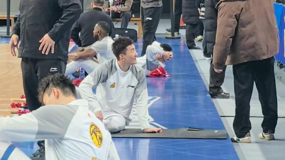 备战北京！孙铭徽场边拉伸 心情放松与人热聊