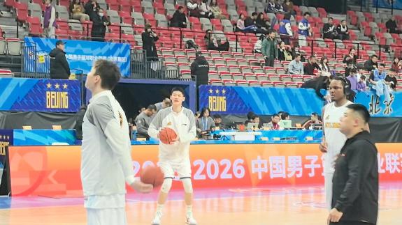 对位周琦！胡金秋赛前进行外线三分投射训练