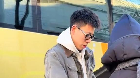 上海男篮抵达沈阳 辽篮球迷欢迎张镇麟弗格回家