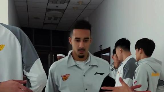 主打反差？奎因摇头晃脑版高喊口号喜感十足