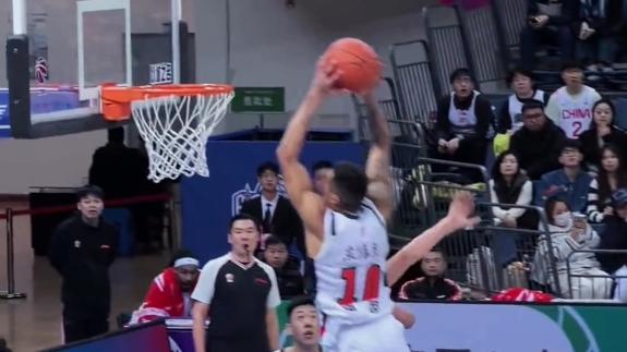 奎因锁定CBA年度最佳隔扣！罚球线起跳滑翔暴扣