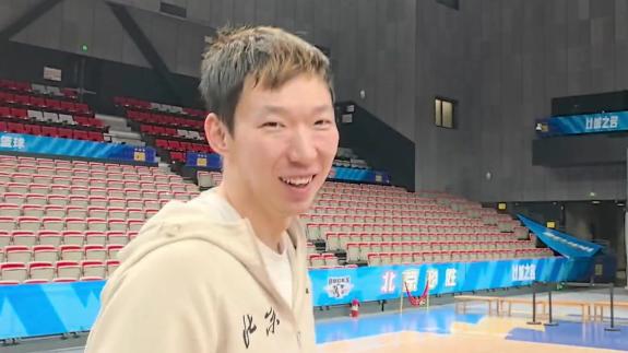 许指导给全队发新年礼物 周琦刮刮乐获神秘大奖