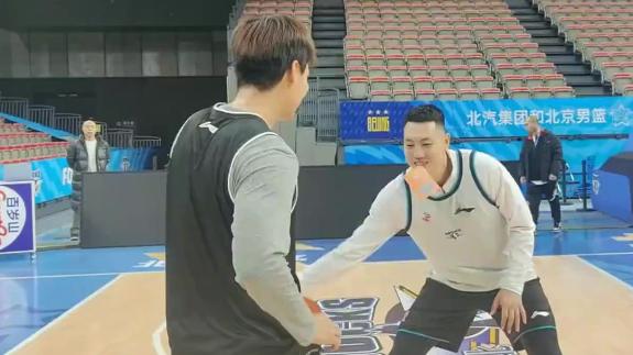 有奇招！赵睿投射三分 翟晓川嘴叼红包防守成功