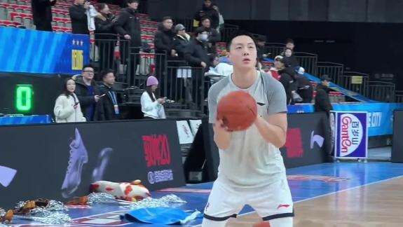 提前两小时到场热身！胡明轩备战加练外线投篮