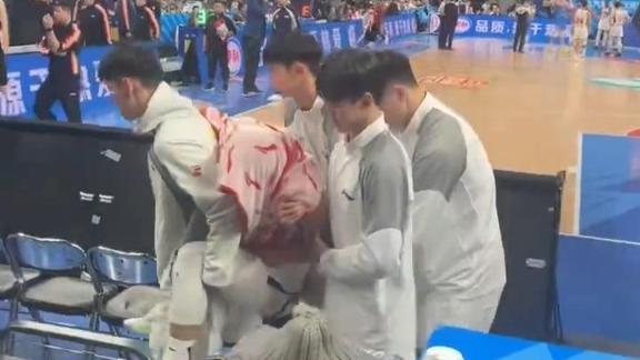 希望没事！徐杰意外与周琦撞倒受伤被队友背下场